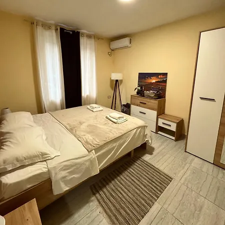 Apartment Urban In Blloku Tirana